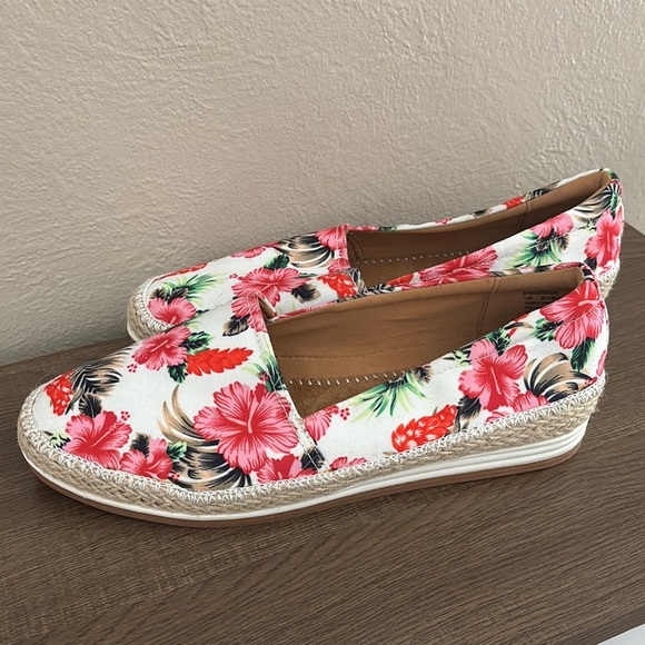 Comfortview Women's The Spencer Slip On Flat Tropical Hawaiian Floral 12 Wide - Picture 1 of 10